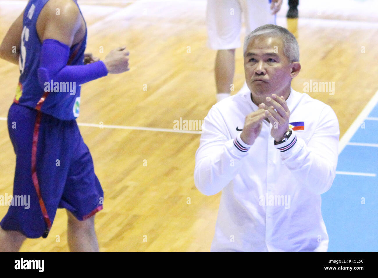 Quezon city, Filippine. 27 nov, 2017. coach vincent chot reyes delle Filippine reagisce dopo i suoi giocatori ha fatto una buona considerazione per se stessi, sconfiggendo il Taipei cinese 90-83 durante il loro fiba world cup match associati alla promozione di fronte ad una chiassosa manila home folla. gilas pilipinas sconfitto la visita di Taipei cinese 90-83 team per completare una scansione dei loro primi due incarichi della FIBA 2019 world cup qualificazioni. Credito: dennis jerome acosta/ Pacifico premere/alamy live news Foto Stock