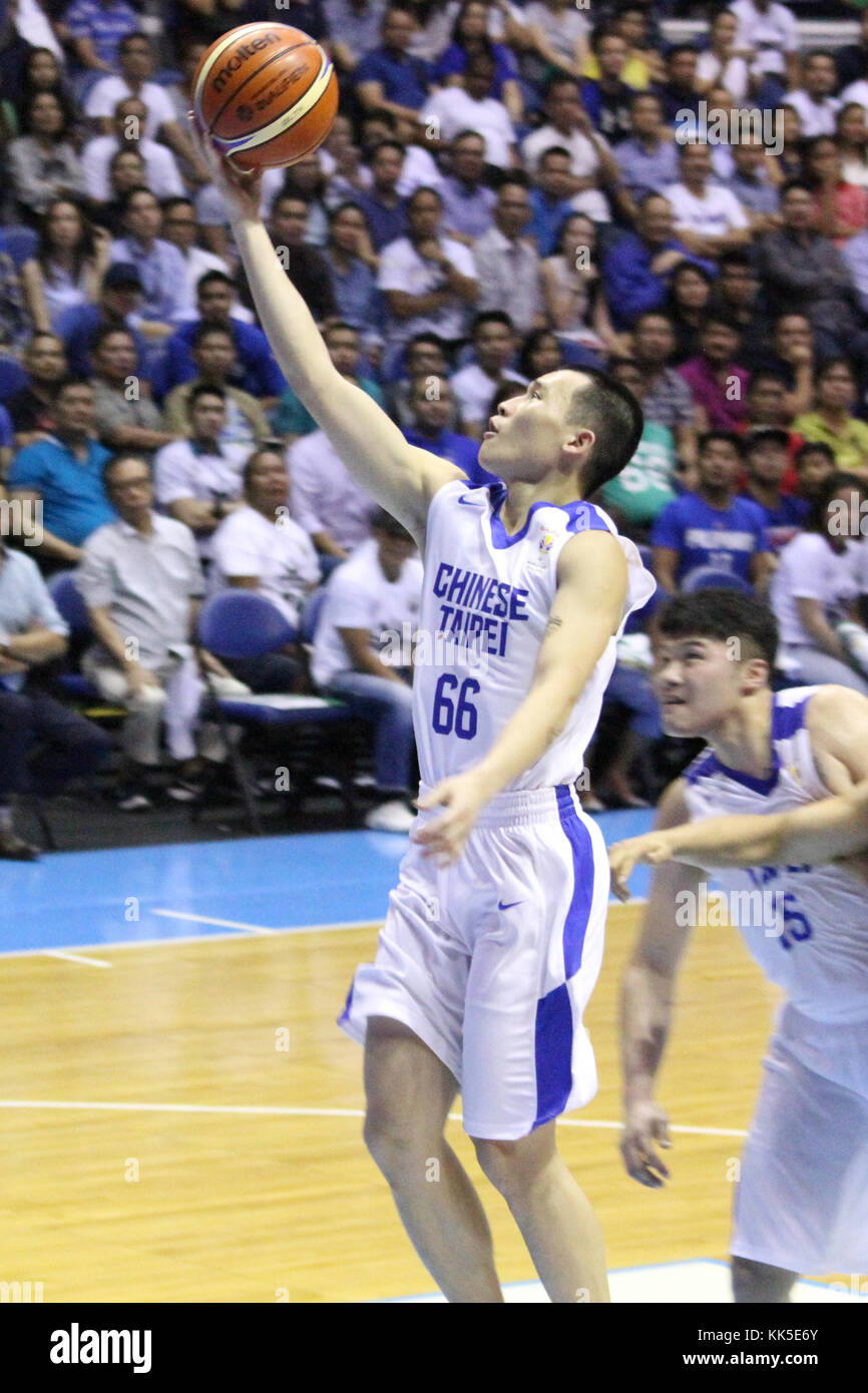 Quezon city, Filippine. 27 nov, 2017. kai-yan lee (66) di Taipei cinese si eleva per un open lay-up durante il loro mondo fiba Coppa qualificazioni contro le Filippine. gilas pilipinas sconfitto la visita di Taipei cinese 90-83 team per completare una scansione dei loro primi due incarichi della FIBA 2019 world cup qualificazioni. Credito: dennis jerome acosta/ Pacifico premere/alamy live news Foto Stock