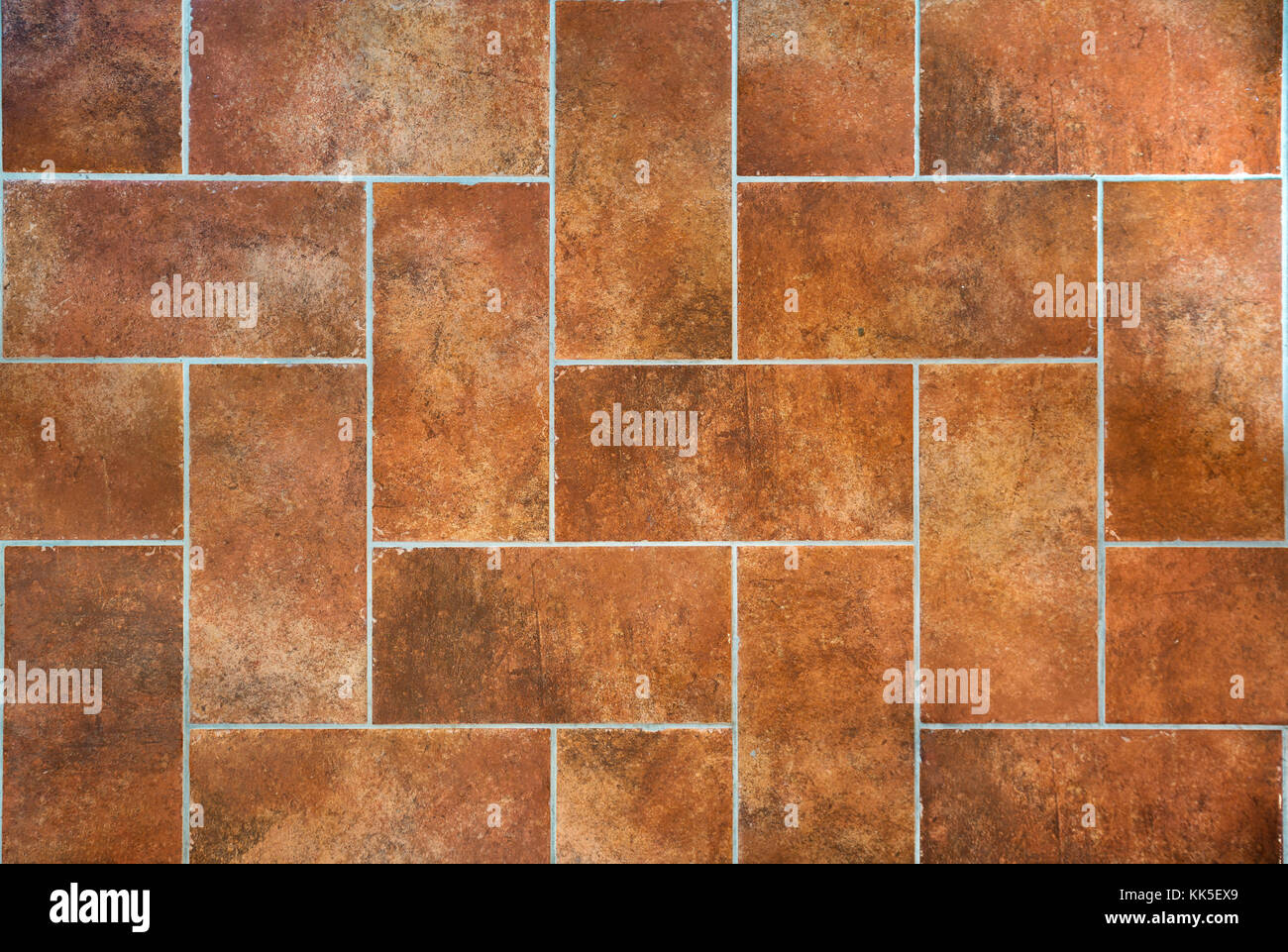 Tradizionale toscano antico e pavimento di grunge, rosso gres ceramico piastrelle. rurali italiane interni. Foto Stock