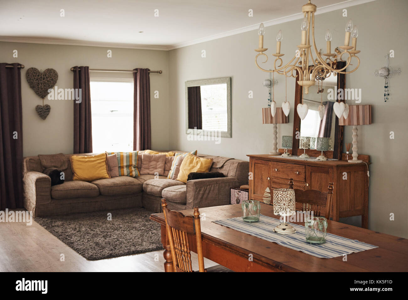 Interno del salotto di una casa di famiglia comoda Foto Stock