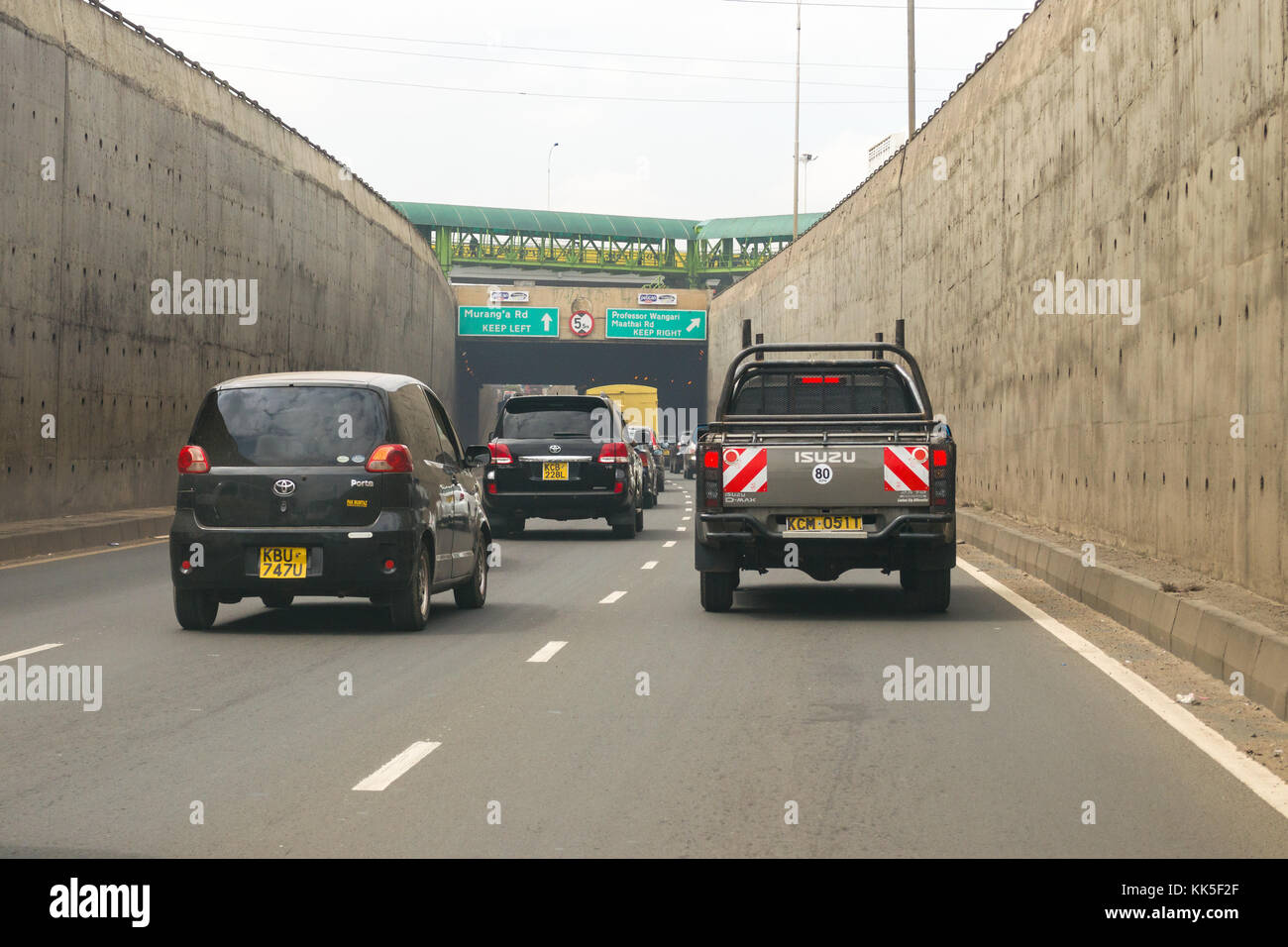 Tipico il traffico pesante sulla Embu Nairobi autostrada che conduce alla città di Nairobi, Kenya, Africa orientale Foto Stock