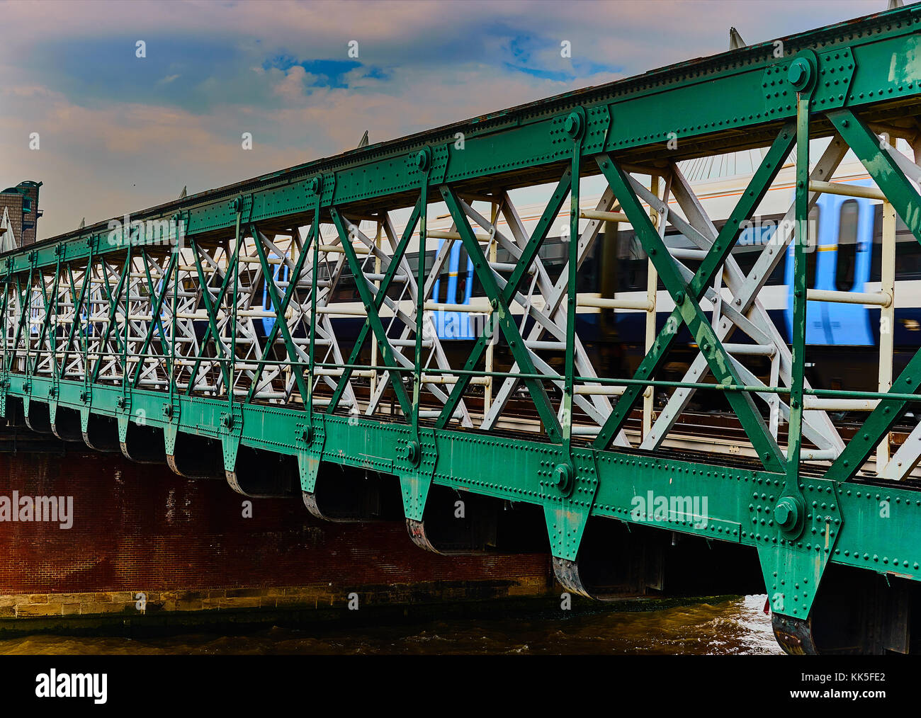 Metallo ponte sul fiume Tamigi Foto Stock