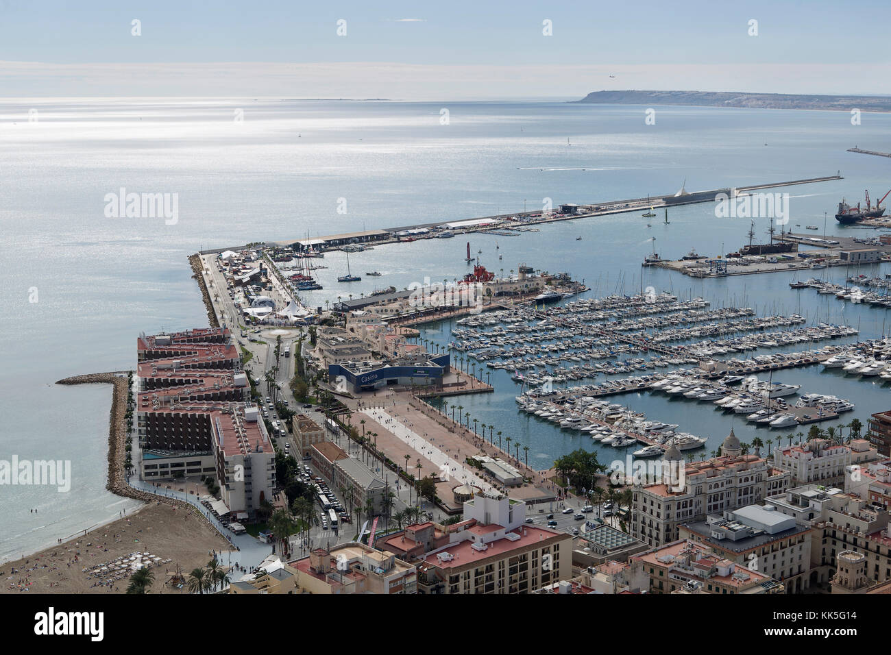 Alicante, Spagna Ottobre 19, 2017: vedute del porto di Alicante e dal castello di santa Barbara, sulle date che la Volvo Ocean race ha avuto luogo. Foto Stock