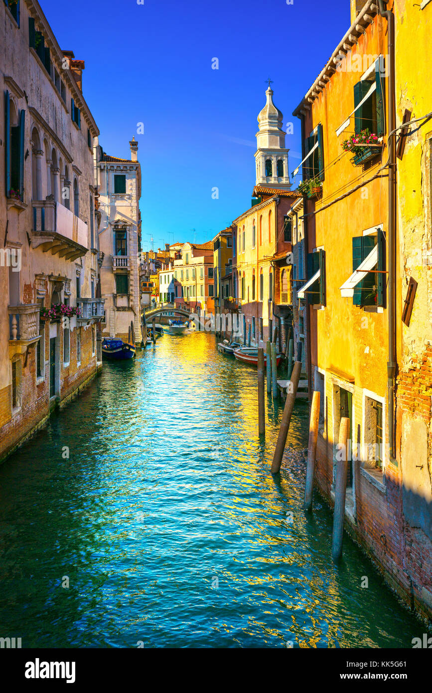 Venezia tramonto cityscape, Rio de la pleta canale d'acqua e sant antonin chiesa campanile. L'Italia, l'Europa. Foto Stock
