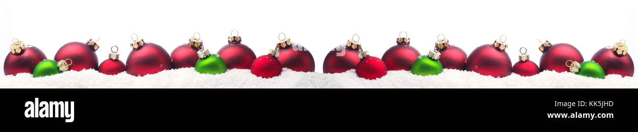 Colorate baubles di Natale nella neve panorama utilizzando come la testata Foto Stock