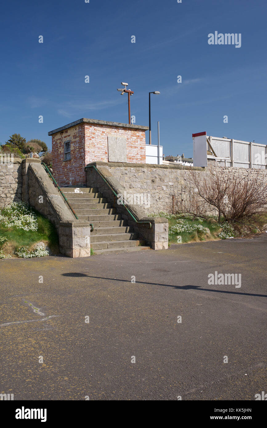 Passi che conducono ad un piccolo edificio con telecamere CCTV Foto Stock