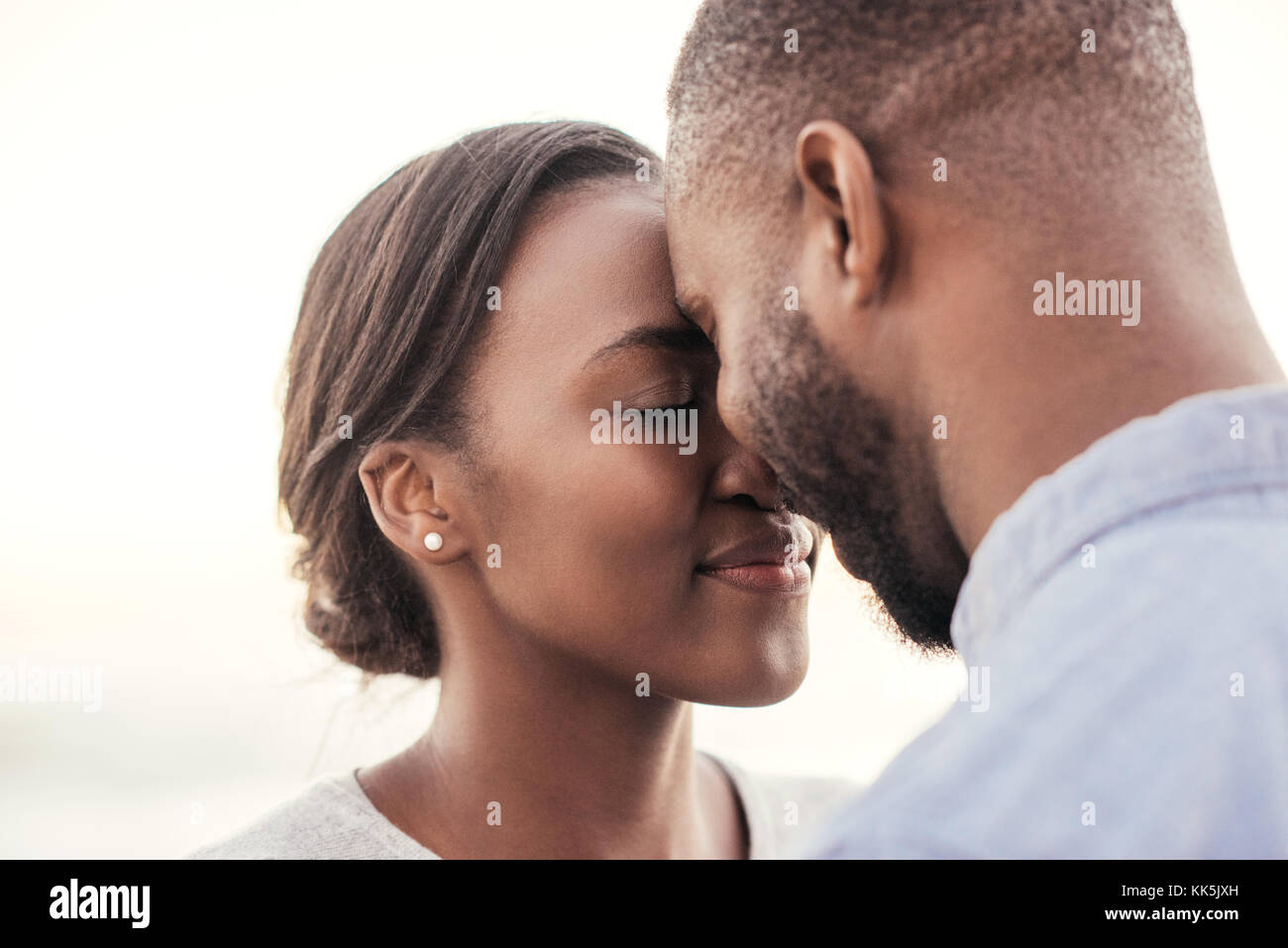 Contenuto giovane africano giovane godendo un momento romantico insieme Foto Stock