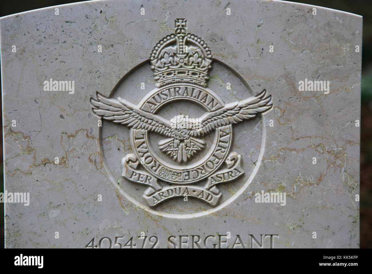Close up della lapide di veterano di Australian Royal Airforce, Yatesbury, Wiltshire, Inghilterra, Regno Unito Foto Stock