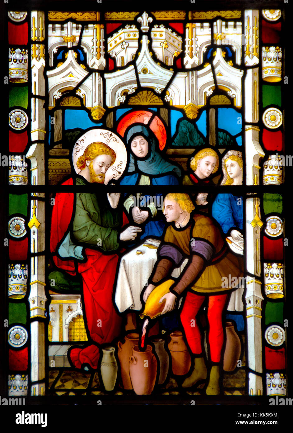 Faversham Kent, Inghilterra. Santa Maria della Carità chiesa parrocchiale. Finestra di vetro colorato: Nozze di Cana - trasformare l acqua in vino Foto Stock