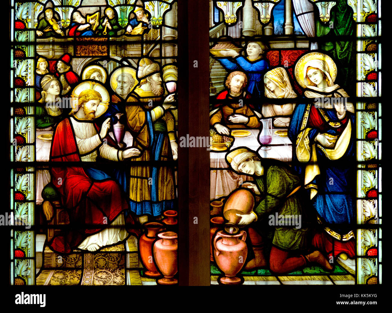 Faversham Kent, Inghilterra. Santa Maria della Carità chiesa parrocchiale. Finestra di vetro colorato: Nozze di Cana - trasformare l acqua in vino Foto Stock