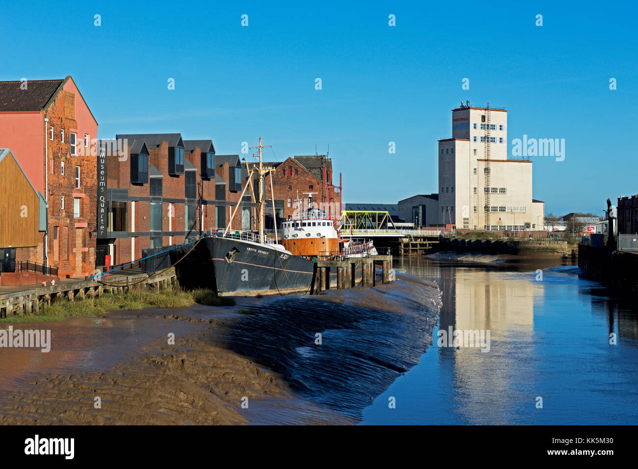 Il fiume Hull, Arctic Corsair e Museum Quarter, Hull, East Yorkshire, Inghilterra, Regno Unito Foto Stock