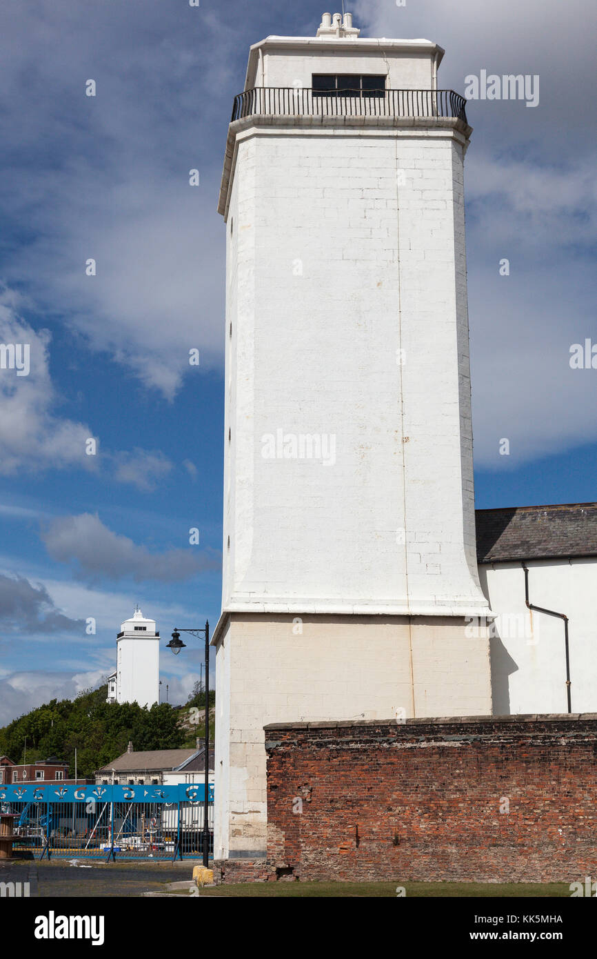 Il vecchio a bassa luce con la vecchia alta luce dietro al pesce Quay, North Shields, Tyne and Wear. Leader per le luci di entrata del Fiume Tyne, Regno Unito Foto Stock