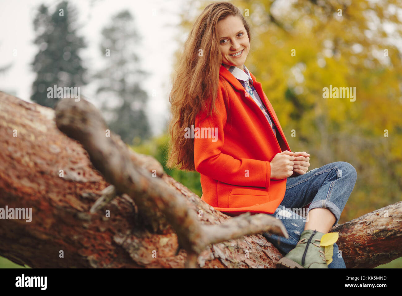 Ragazza sorridente ritratto d'autunno. Foto Stock