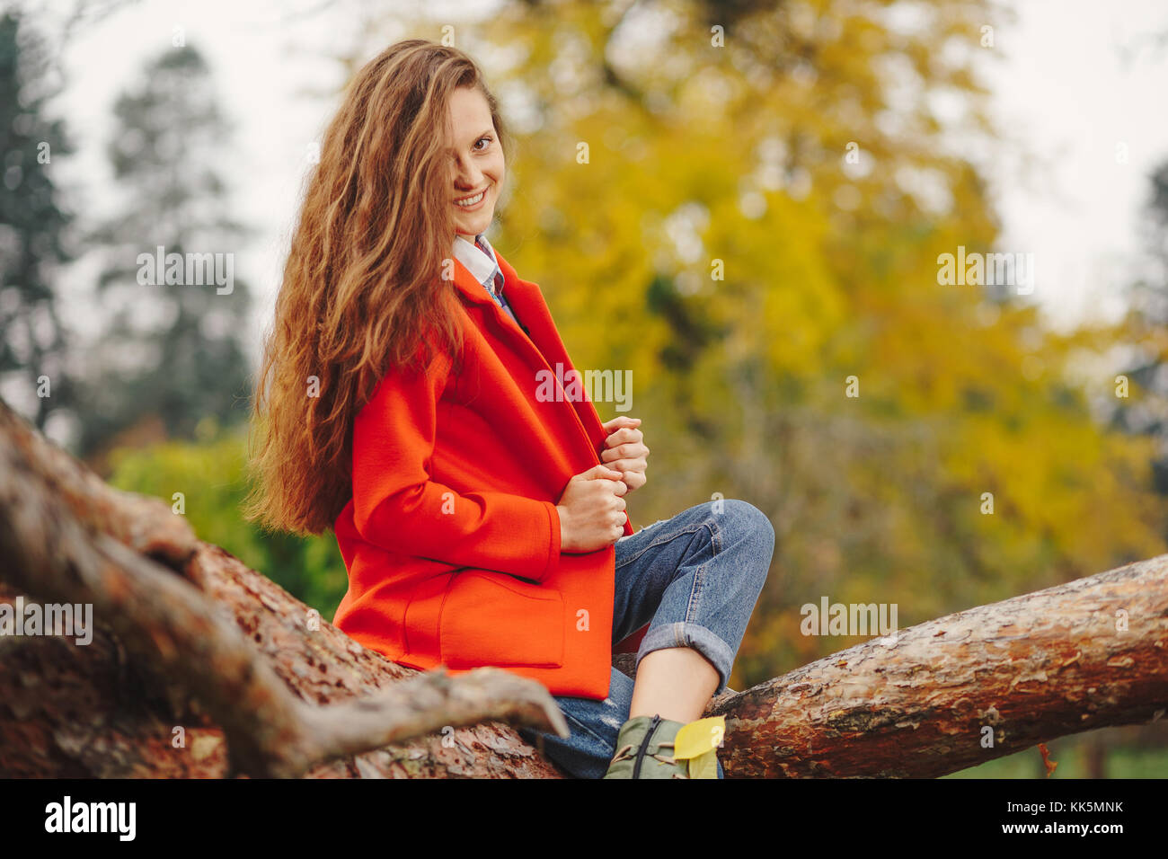 Ragazza sorridente ritratto d'autunno. Foto Stock