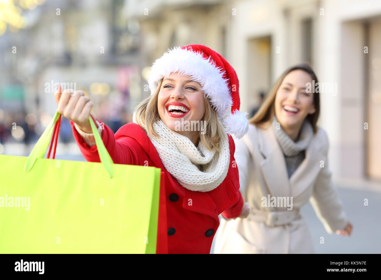 Gli amanti dello shopping shopping e mostrando i sacchi in outdoor di Natale sulla strada Foto Stock
