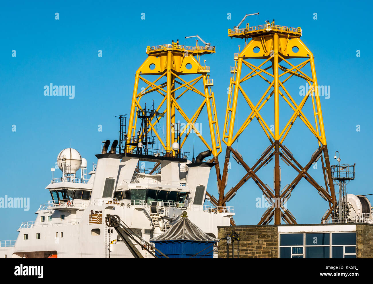 Torreggianti subsea fattoria eolica turbina piattaforme su chiatta Boskallis prima del trasporto a Beatrice fattoria eolica nel mare del Nord, Leith Docks, Scotland, Regno Unito Foto Stock