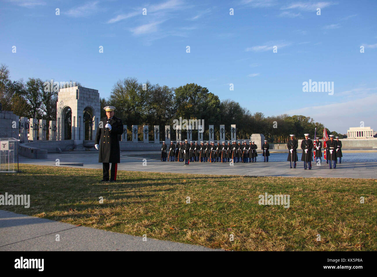 Il comandante del Marine Corps gen. Robert B. Neller parla agli ospiti del Marine Corps ghirlanda di Compleanno cerimonia di posa, Arlington, Virginia, nov. 10, 2017. La cerimonia è un evento annuale tenuto presso il Marine Corps War Memorial in onore del Corps' compleanno. (U.S. Marine Corps foto di Sgt. Olivia G. Ortiz) Foto Stock