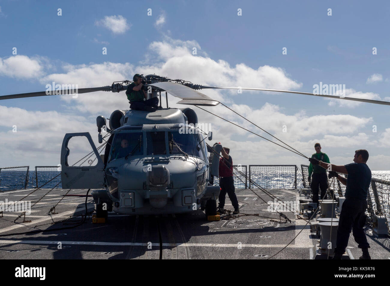 PACIFIC OCEAN (Nov. 10, 2017) i marinai si preparano a piegare le pale principali della testa del rotore di un falco marino MH-60R dei "Easyriders" dell'Helicopter Maritime Strike Squadron (HSM) 37 sul ponte di volo del cacciatorpediniere missilistico guidato Arleigh Burke-Class USS Wayne E. Meyer (DDG 108). Michael Murphy partecipa a un esercizio di formazione sul supporto in preparazione di un'implementazione imminente. (STATI UNITI Navy Photo by Mass Communication Specialist Seaman Jasen Morenogarcia/released) Foto Stock