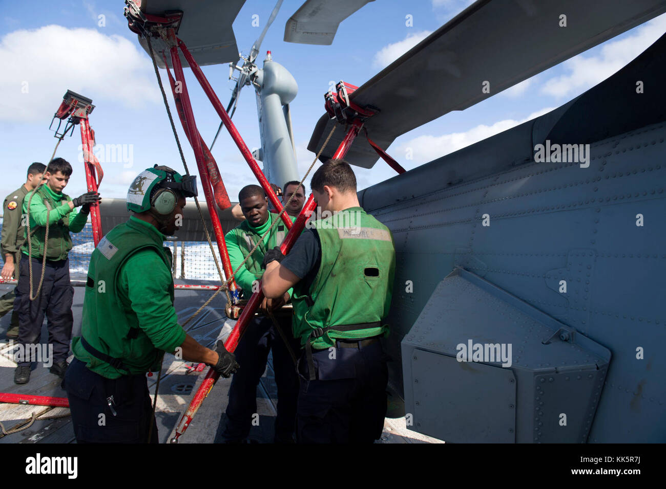 PACIFIC OCEAN (Nov. 10, 2017) i marinai fissano le pale principali della testa del rotore di un falco marino MH-60R dagli "Easyriders" di Helicopter Maritime Strike Squadron (HSM) 37 sul ponte di volo del cacciatorpediniere missilistico guidato Arleigh Burke-Class USS Wayne E. Meyer (DDG 108). Michael Murphy partecipa a un esercizio di formazione sul supporto in preparazione di un'implementazione imminente. (STATI UNITI Navy Photo by Mass Communication Specialist Seaman Jasen Morenogarcia/released) Foto Stock