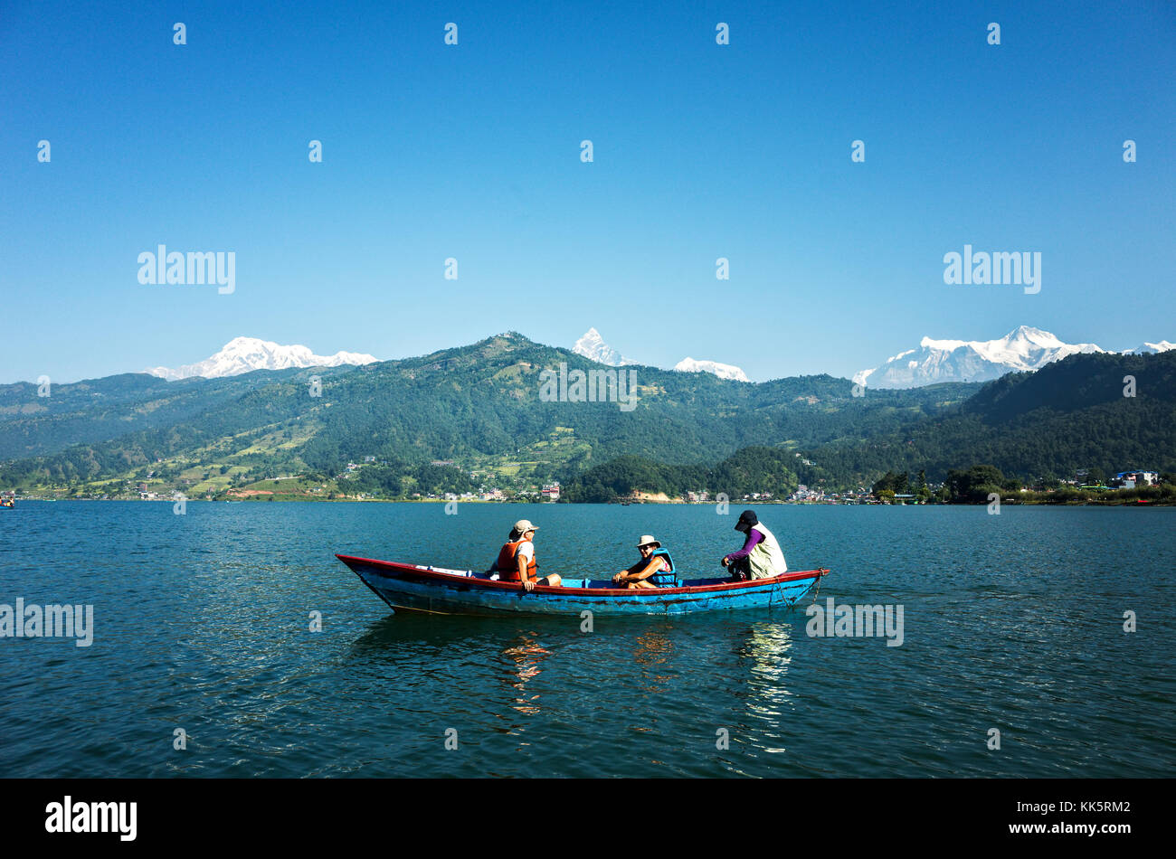 Un paio di turisti che si godono giro in barca sul lago phewa, mid-regione occidentale, pokhara, Nepal Foto Stock