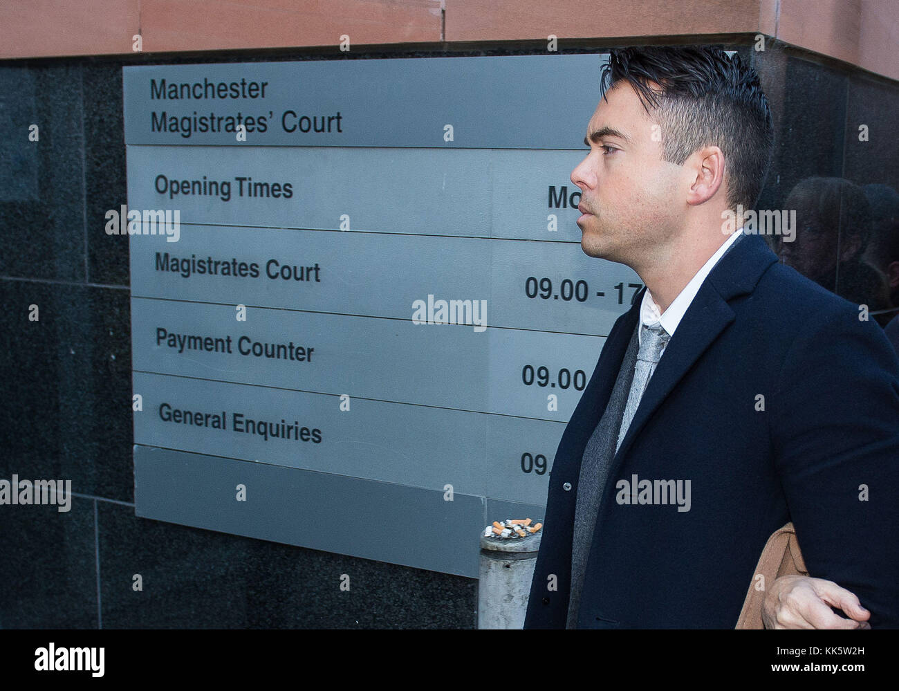 Coronation Street attore Bruno Langley arriva a Manchester dal Tribunale di polizia incaricato di aver molestato sessualmente due donne a Manchester music venue. Foto Stock