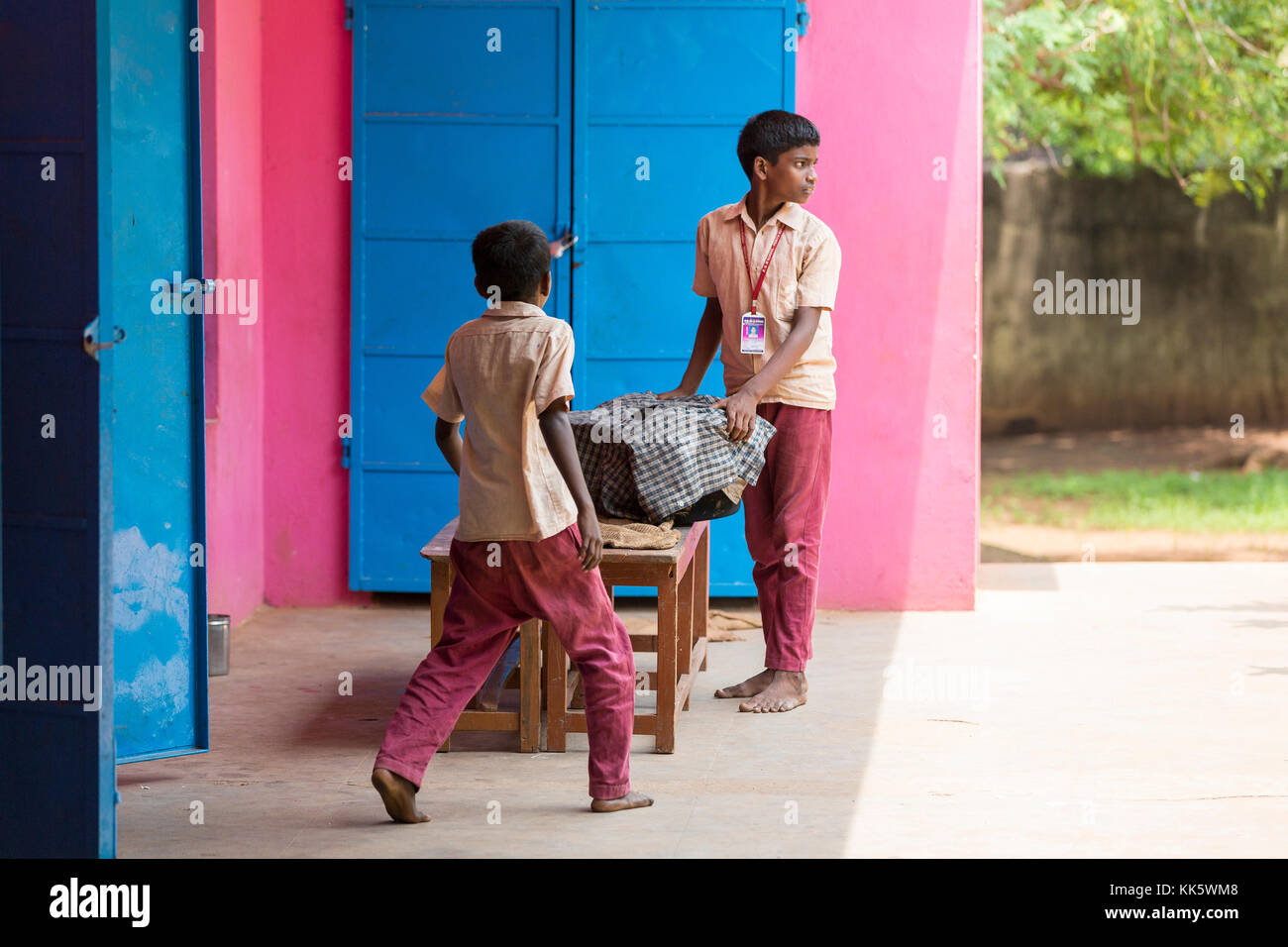 Pondicherry, PUDUCHERY, India - 04 settembre 2017. Ragazzi non identificato i bambini portare la piastra per essere servito presso la mensa per esterni. Foto Stock