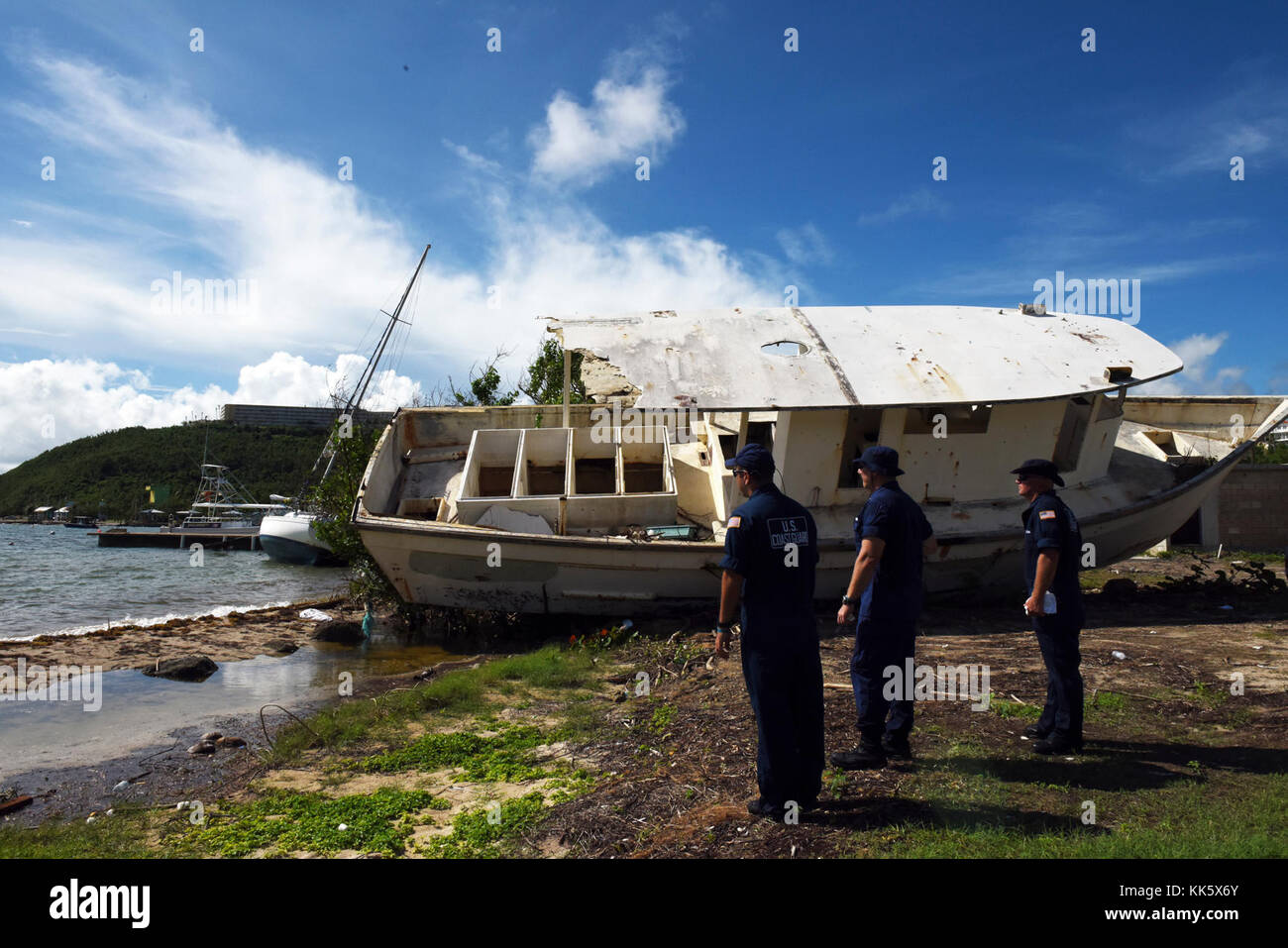 Stati Uniti Coast Guard Sciopero nazionale del personale della Forza valutare danneggiato e navi abbandonate in Fajardo, Puerto Rico, Novembre 6, 2013, molti dei quali si è incagliata dopo l uragano Maria. Strike Force il personale ha risposto a molti episodi storici, fornendo al pubblico americano con rapidamente dispiegabile esperti tecnici, attrezzature specializzate e gli incidenti di funzionalità di gestione. Stati Uniti Coast Guard foto di Sottufficiali di seconda classe Flockerzi Ali. Foto Stock