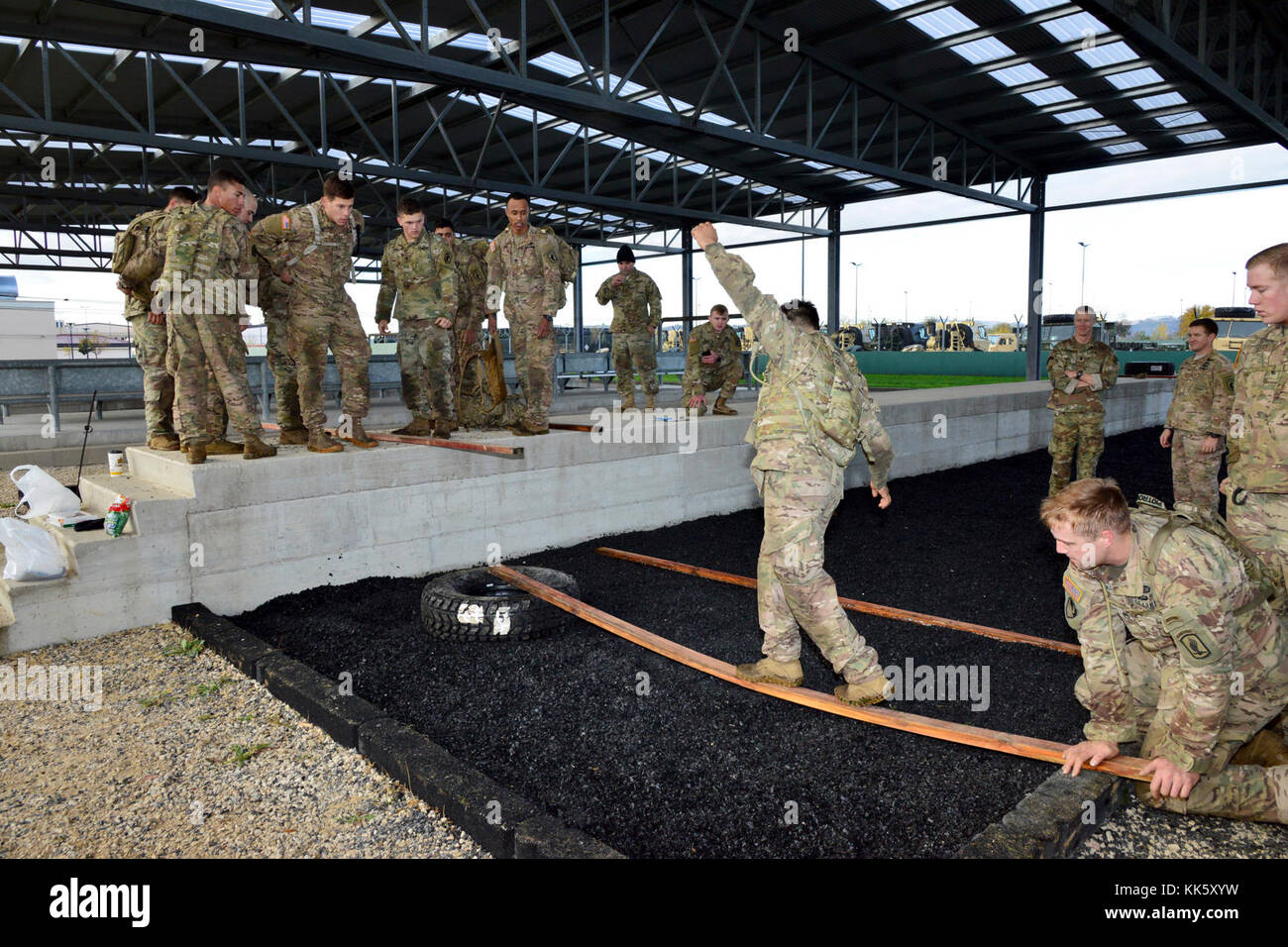 Stati Uniti Paracadutisti dell'esercito assegnati al 2° Battaglione, 503rd Reggimento di Fanteria, 173rd Brigata Aerea, condurre un evento Rockvember per Brostrom sfida, alla Caserma del Din, Vicenza, Italia, nov. 8, 2017. Il 173rd Brigata aerea è l'U.S. Esercito di risposta di emergenza forza in Europa, in grado di proiettare le forze di pronto ovunque negli Stati Uniti Unione, Africa o comandi centrali aree di responsabilità entro 18 ore. (U.S. Esercito Foto di Massimo Bovo) Foto Stock