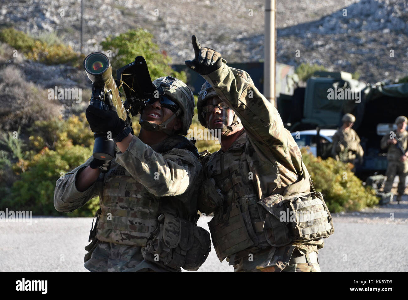 I soldati assegnati a 2d della Cavalleria provate a sparare missili Stinger in preparazione per la cottura dal vivo i missili Stinger l'ultimo giorno di esercizio Artemis sciopero in creta, un'isola lungo la costa della Grecia, nov. 8, 2017. Artemis Strike è un annuale esercitazione NATO guidato da tedeschi e includono oltre 200 U.S. personale. Foto Stock