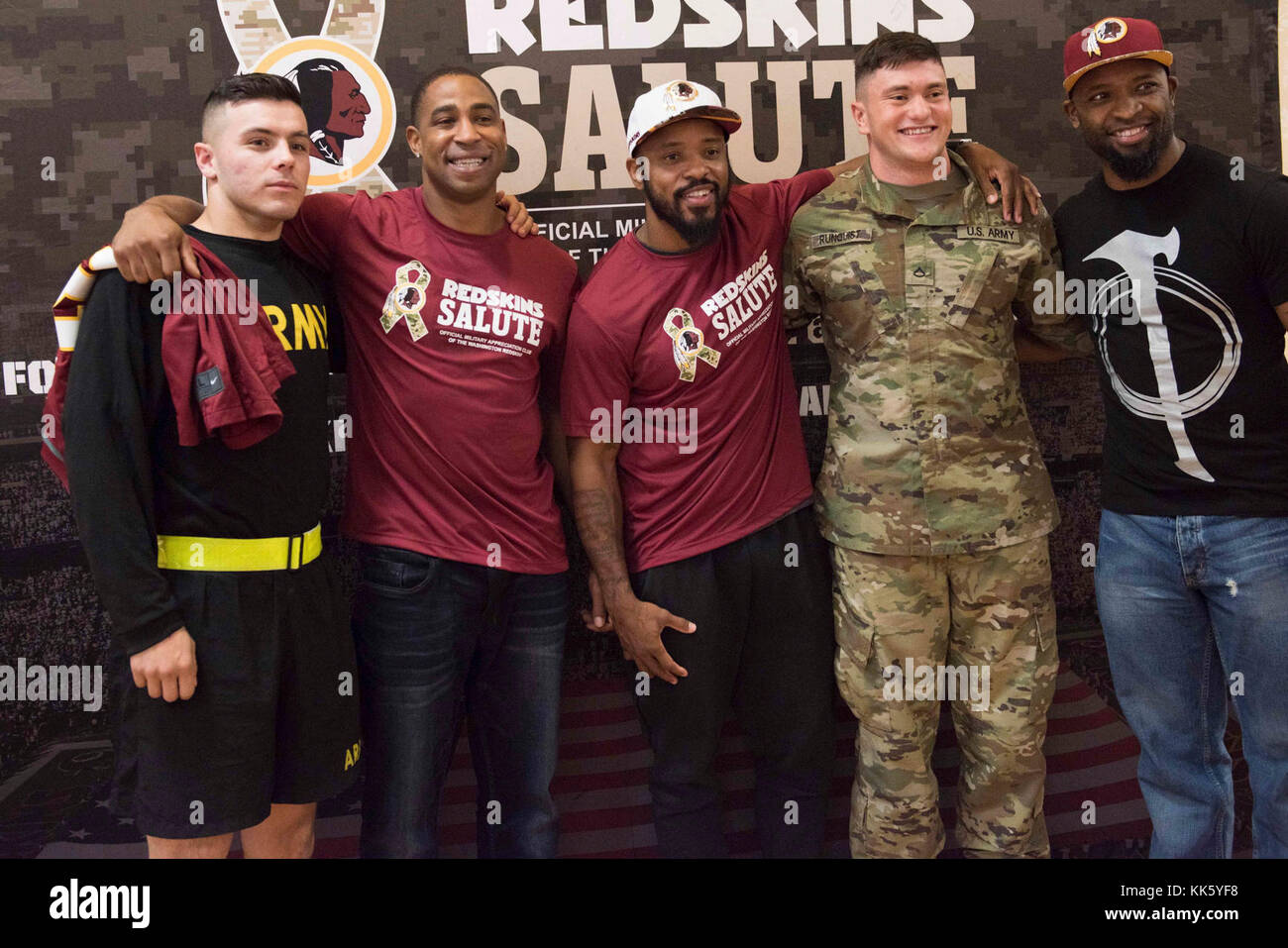 I soldati del 3d U.S. Reggimento di Fanteria (la vecchia guardia) partecipare al "Pro vs GI Joes" evento ospitato da Washington Redskins salutate collabora con Xbox e Madden NFL 18 e OSU Metro alla stazione base comune Myer-Henderson Hall, Va., nov. 8, 2017. Il torneo collegato ex Redskins giocatori, Fred Smoot e Santana Moss, con active-dazio e veterani militari. (U.S. Foto dell'esercito PFC. Gabriel Silva) Foto Stock