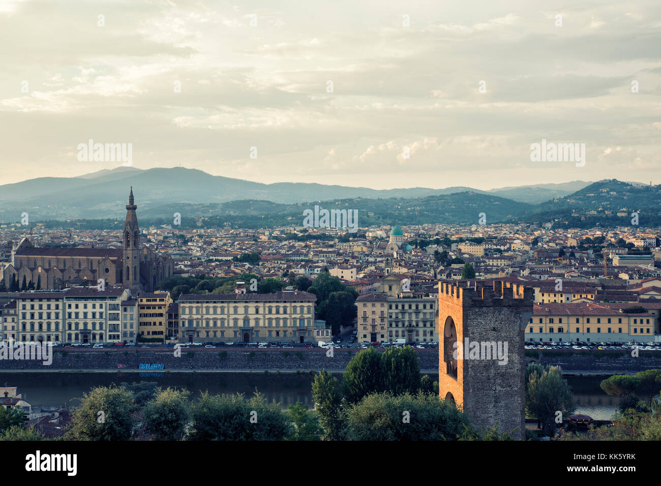 Firenze, ITALIA - 11 luglio 2017: Vista al tramonto della città di firenze e del fiume arno, il 11 luglio 2017 a Firenze, Italia Foto Stock