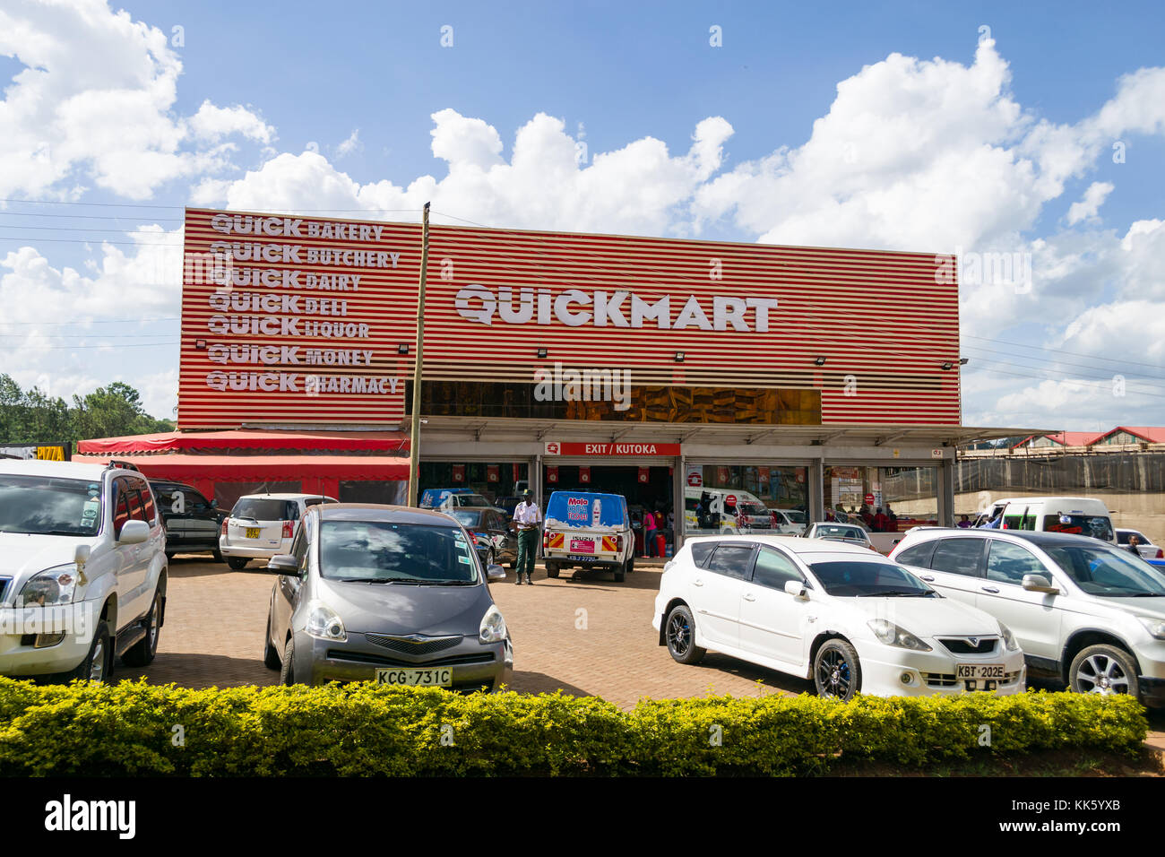 Esterno di un franchising Quickmart supermercato negozio con parcheggio auto e veicoli, Kenya, Africa orientale Foto Stock