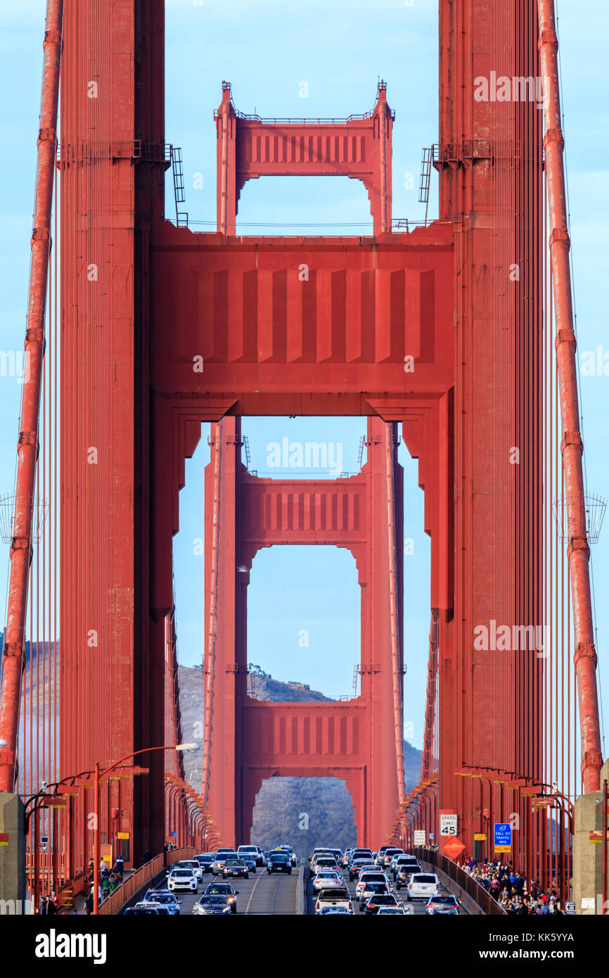 Golden Gate bridge close-up guardando a nord. Foto Stock