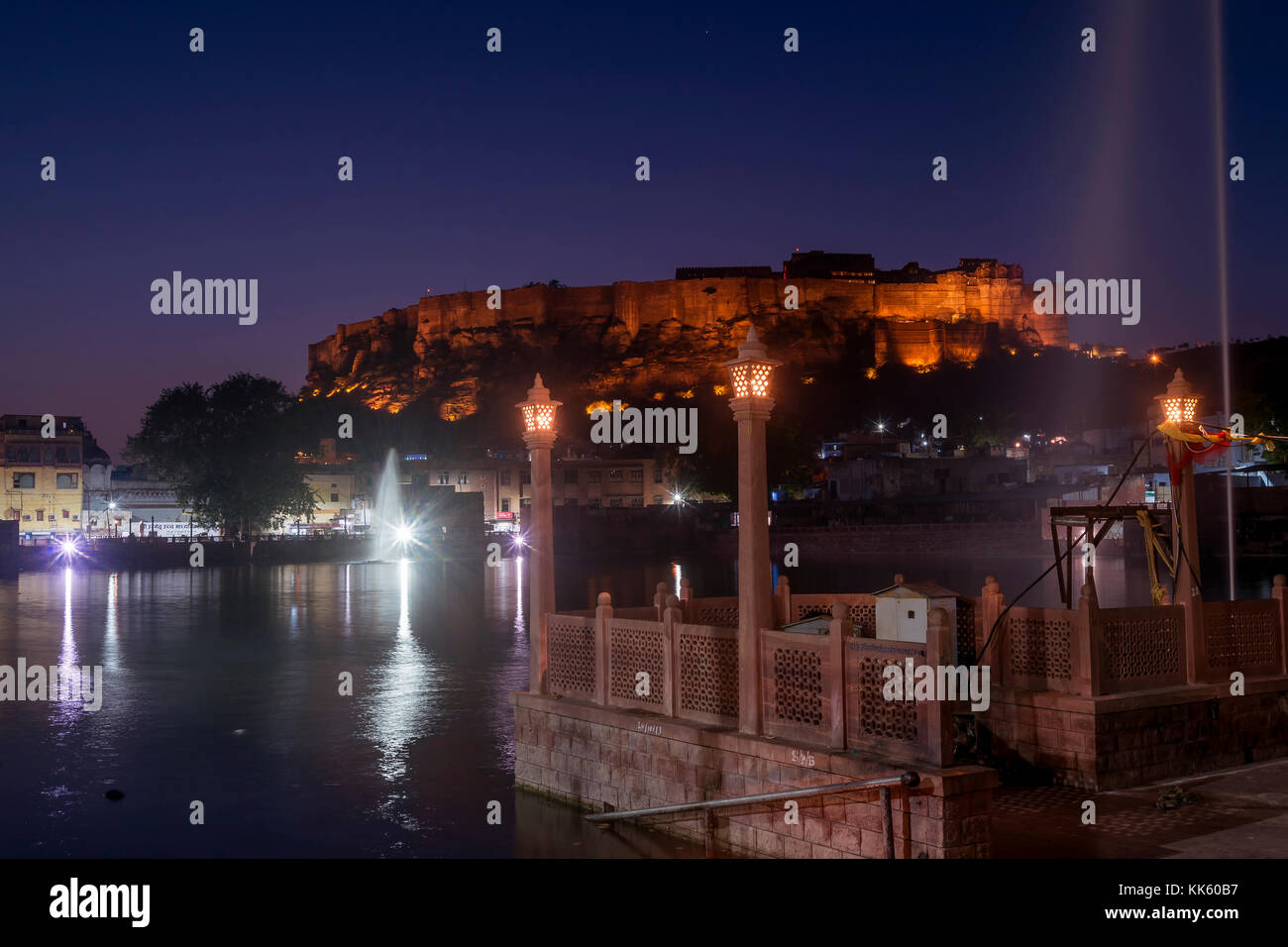 Forte Mehrangarh di Jodhpur, Rajasthan, India nel crepuscolo Foto Stock