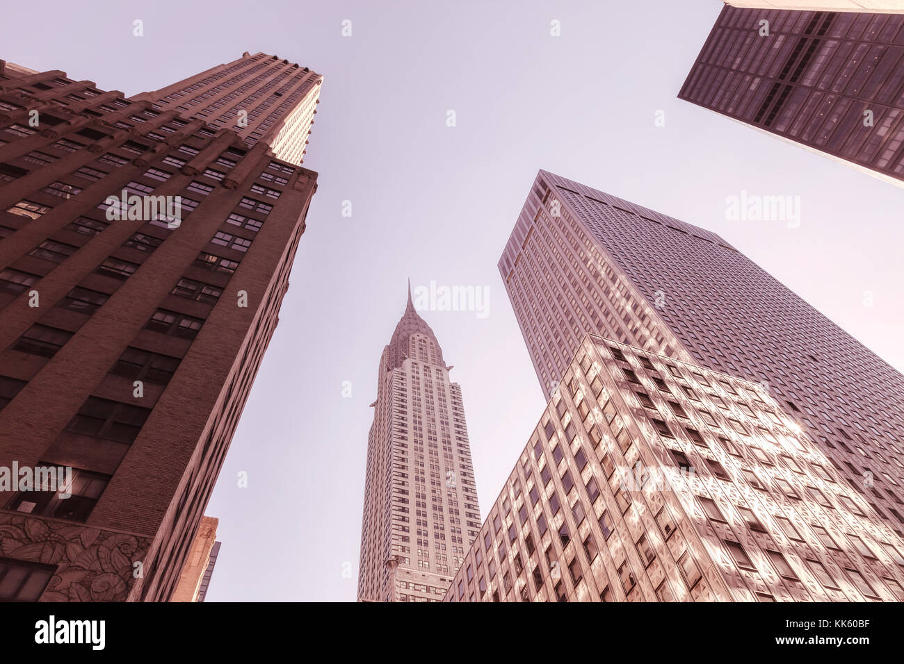 Vista dell'iconico Chrysler building all'angolo alto, e la strada della città di new york, new york, Stati Uniti. L'immagine elaborata con i filtri. Foto Stock Vista dell'iconico Chrysler building all'angolo alto, e la strada della città di new york, new york, Stati Uniti. L'immagine elaborata con i filtri. Foto Stock