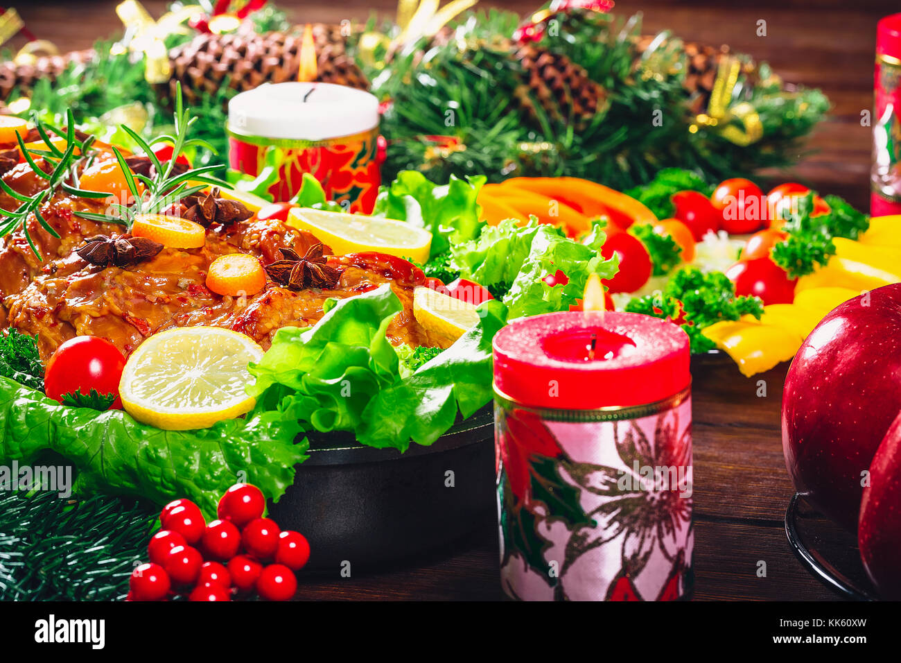 Tavola di natale a cena con arrosti di carni rosse decorate in stile natalizio. sfondo ringraziamento. Il concetto di una vacanza con la famiglia, bella delic Foto Stock