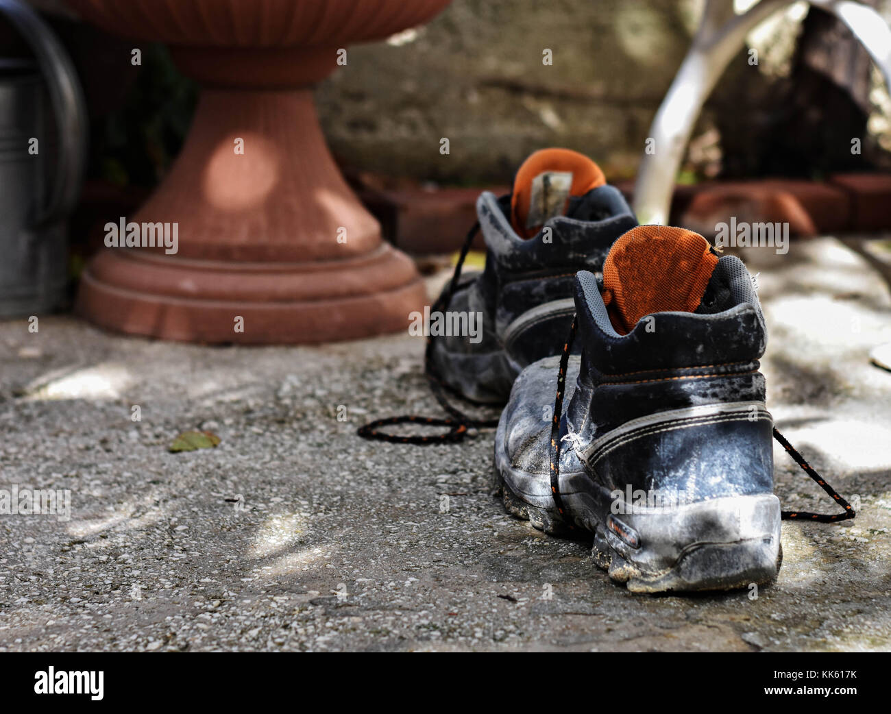Vecchie scarpe da lavoro. scarpe vecchie. le scarpe che hanno percorso molti chilometri Foto Stock