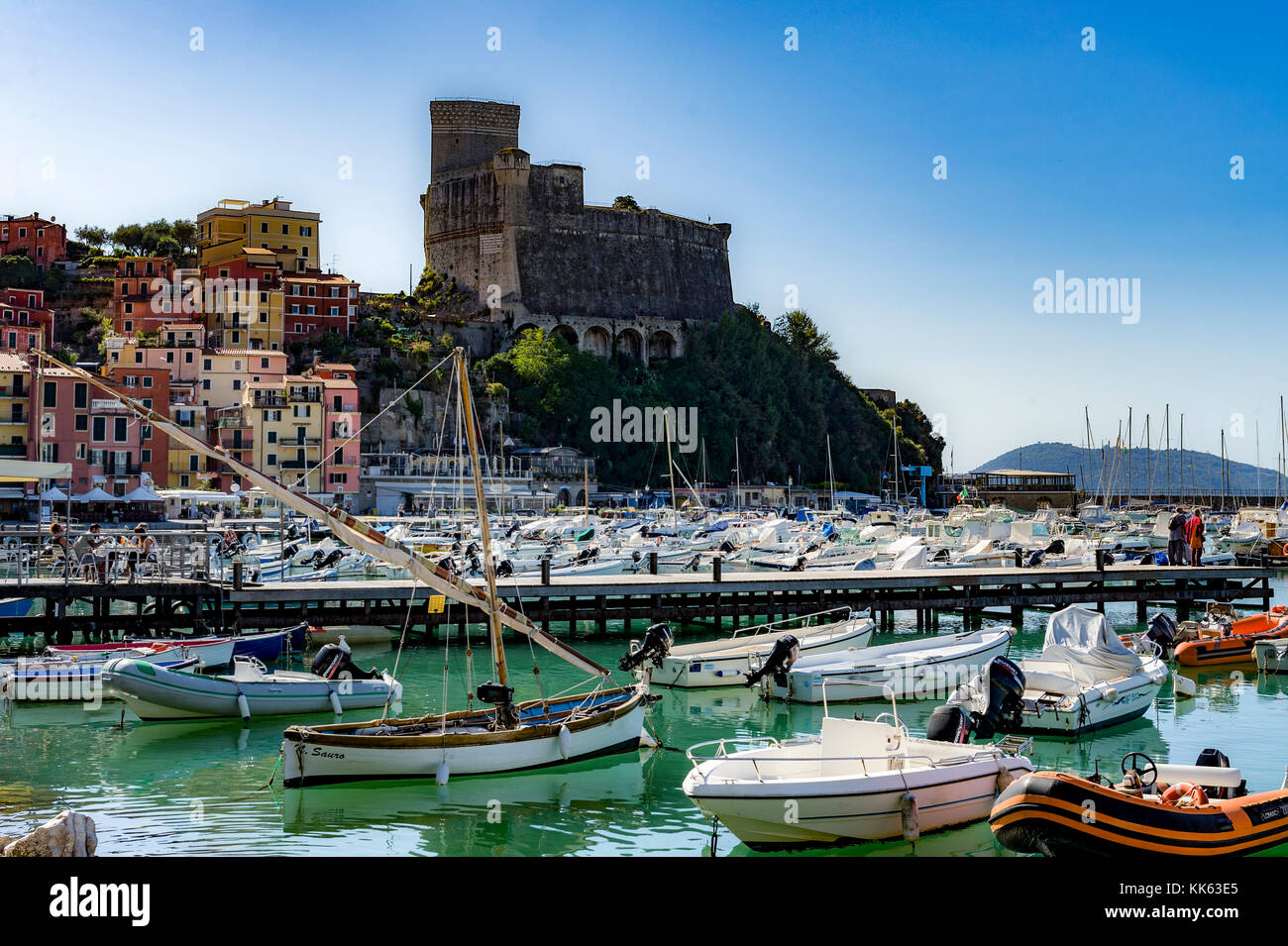 Europa. Italia. Liguria. Golfo dei Poeti. Lerici. Il porto turistico e il castello, un'ex fortezza militare costruita nel 12 ° secolo Foto Stock