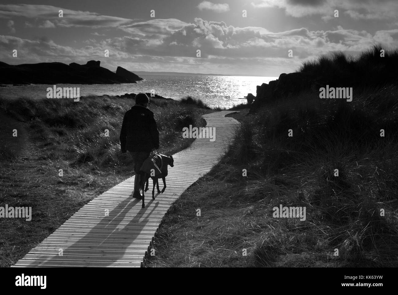 Dog walking, Clachtoll Bay e il gruppo Rock,Assynt,Scozia Scotland Foto Stock
