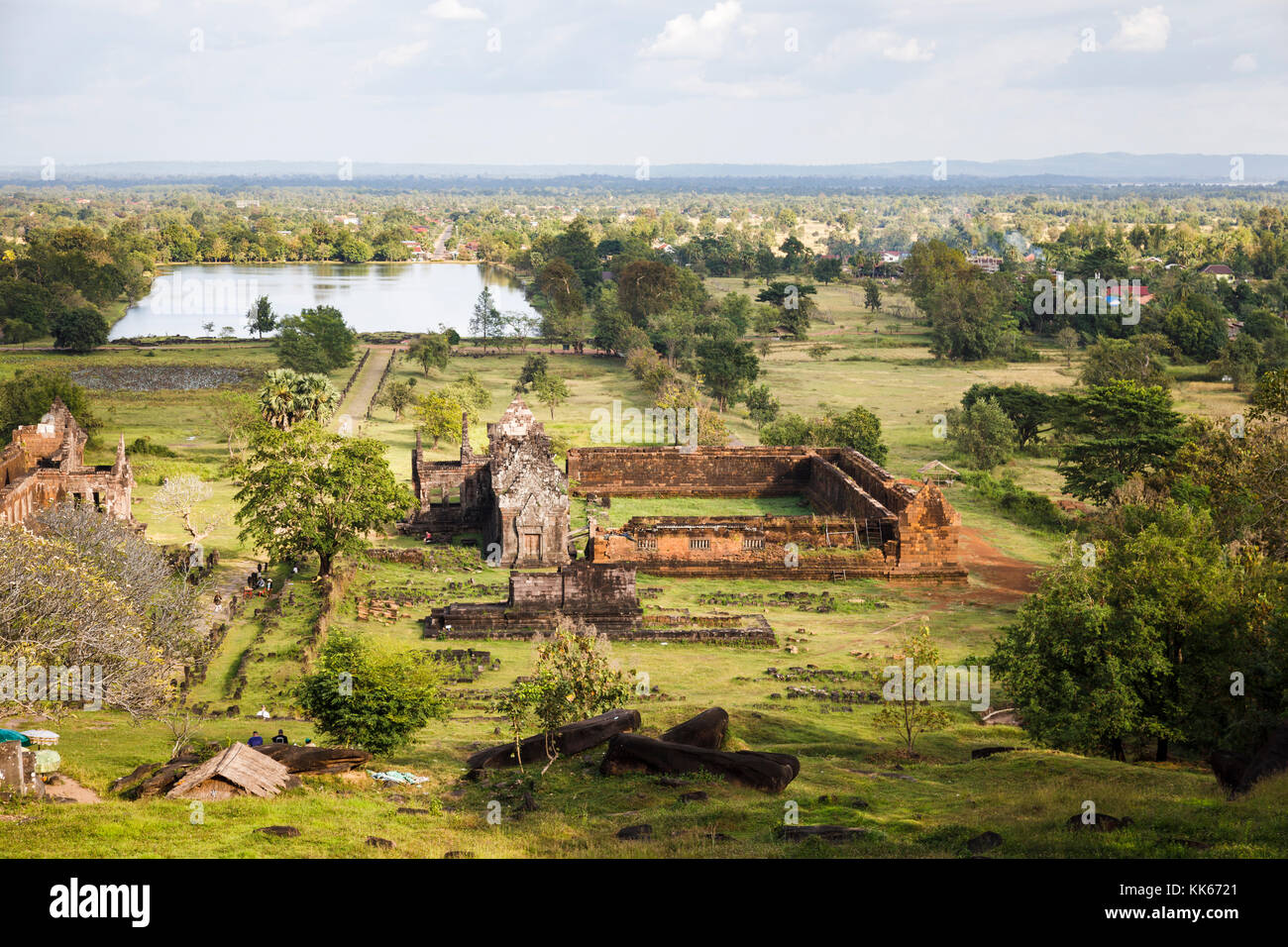 Culto pavilion rovine: Sud Palace, Nandi Pavilion e paesaggio baray al pre-Angkorian Khmer tempio indù di Wat Phou, Champasak, Laos Foto Stock