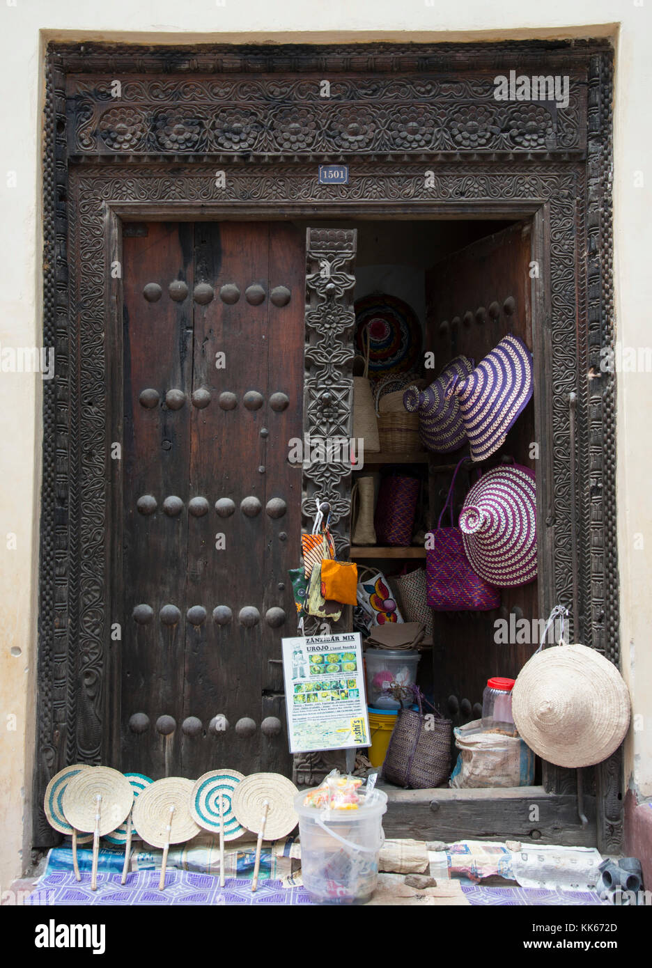Un negozio di souvenir e indiana in legno intagliato porta in Stone Town  zanzibar, Tanzania africa Foto stock - Alamy