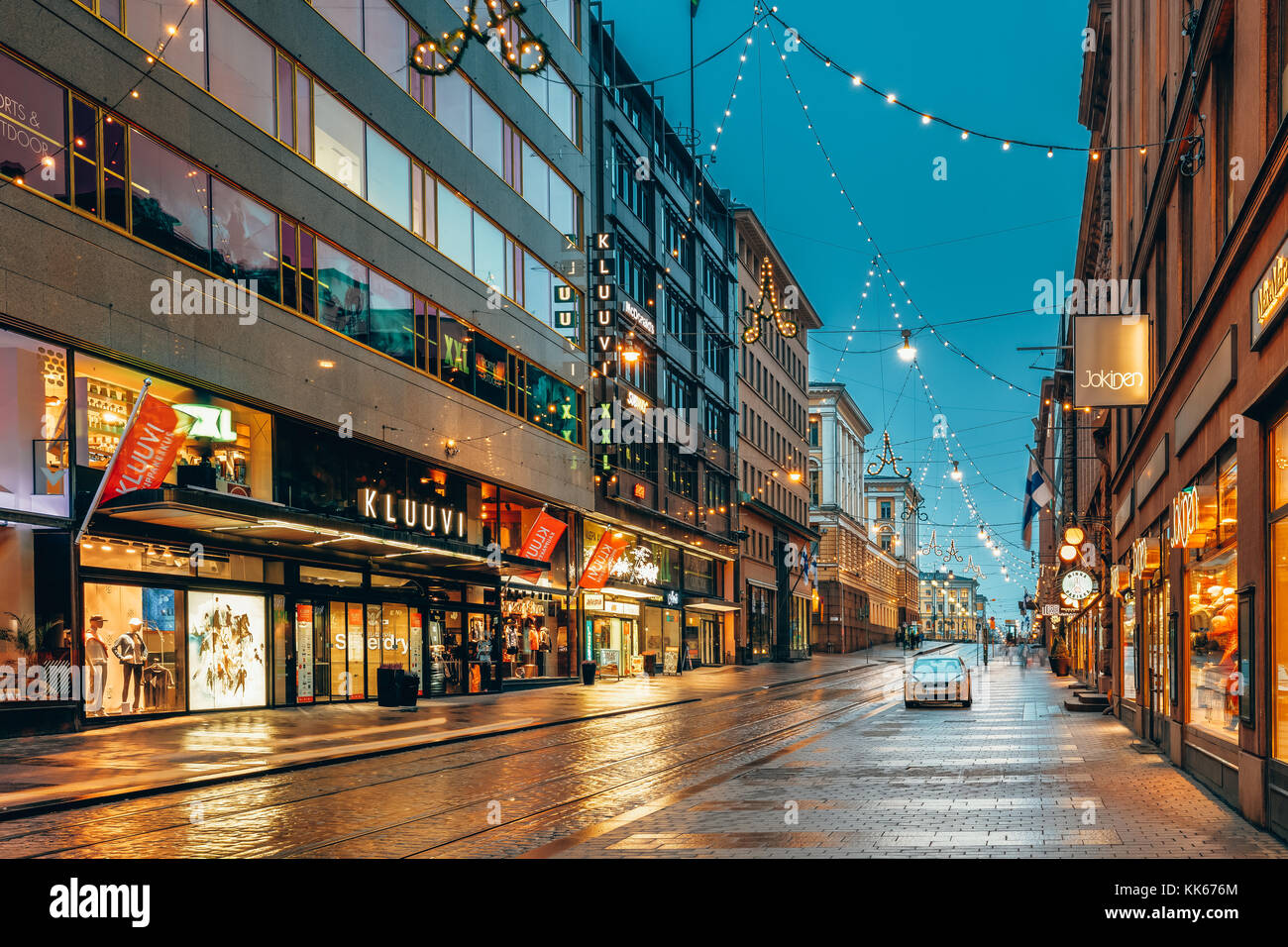 Helsinki, Finlandia - 8 dicembre 2016: nuovo anno le luci di Natale decorazioni di Natale e la festa di illuminazione in aleksanterinkatu street. inverno natale Foto Stock