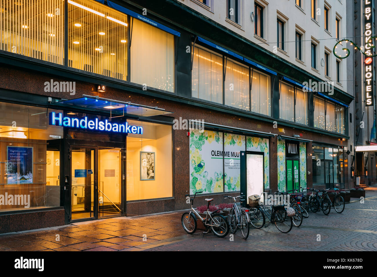 Helsinki, Finlandia - 8 dicembre 2016: svenska handelsbanken ab sulla kluuvikatu street è la banca svedese che forniscono servizi bancari universali, uno dei più importanti Foto Stock