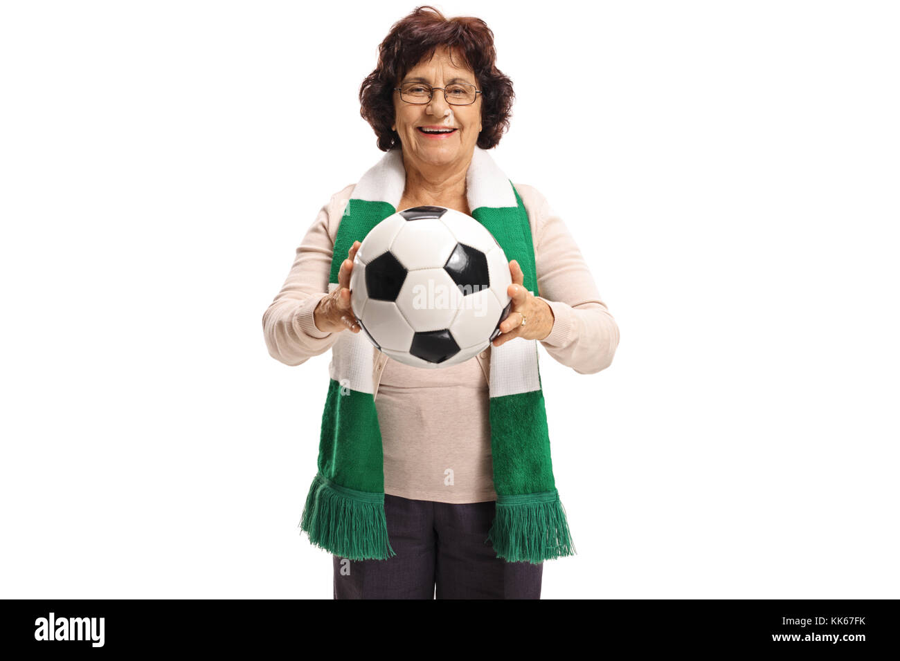 Anziani tifoso di calcio con una sciarpa e un isolato di calcio su sfondo bianco Foto Stock