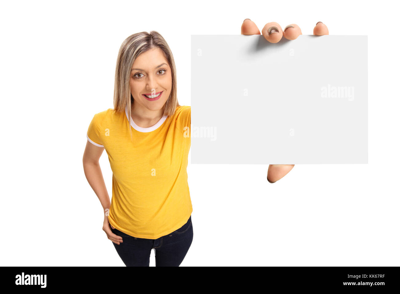 La donna che mostra una scheda vuota isolata su sfondo bianco Foto Stock