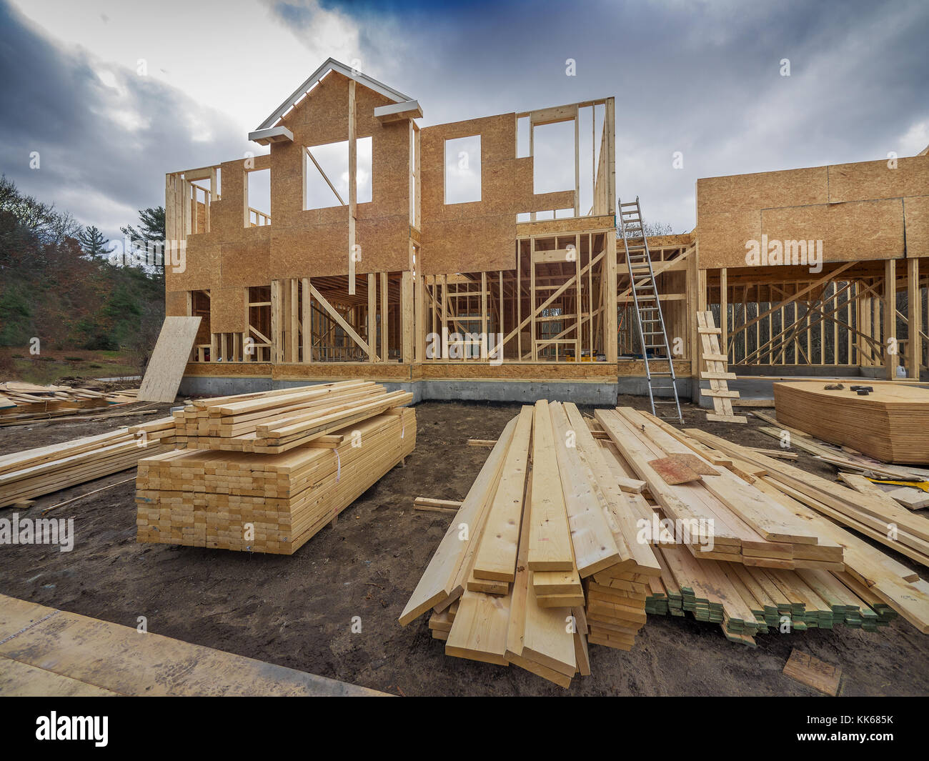 Nuova costruzione casa framing nella periferia della città Foto Stock