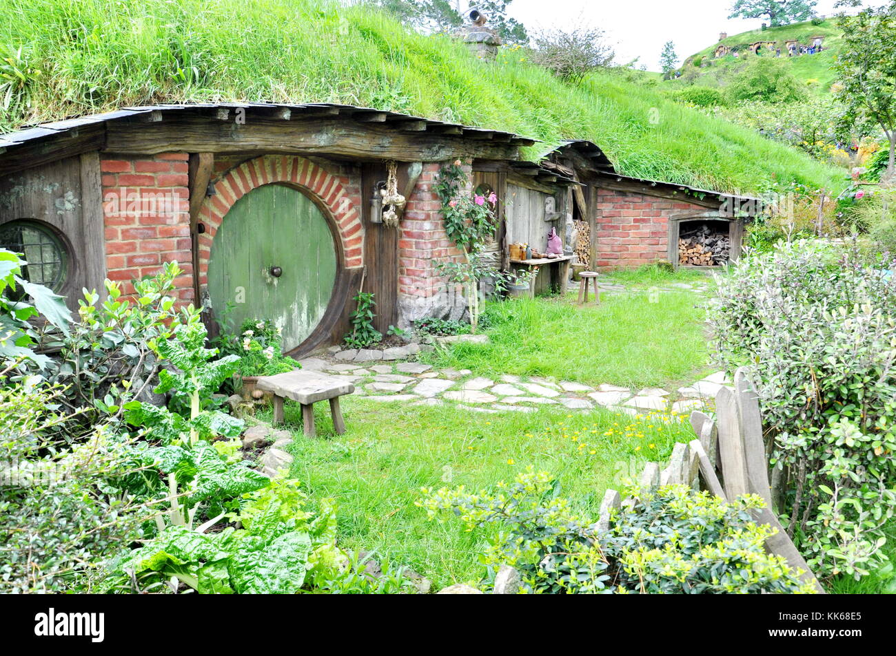 Matamata - NUOVA ZELANDA - novembre 2016 : hobbit home con porta verde una hobbiton filmato creato per catturare il signore degli anelli e hobbit film. Foto Stock