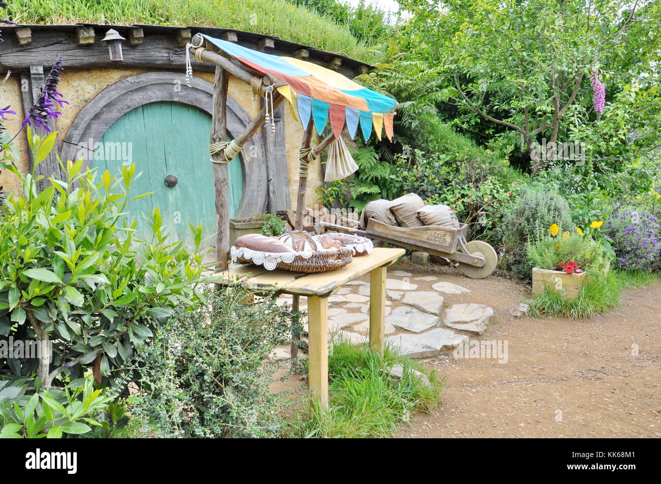 Matamata - NUOVA ZELANDA - novembre 2016 : hobbiton casa con la porta verde a hobbiton movie set. Foto Stock