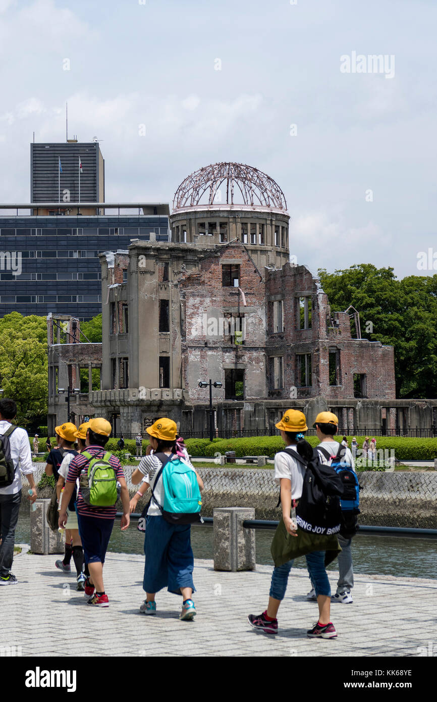 Hiroshima, Giappone - 25 maggio 2017: il gruppo di studenti passeggiate nel Parco del Memoriale della Pace di Hiroshima con la bomba a cupola in background Foto Stock