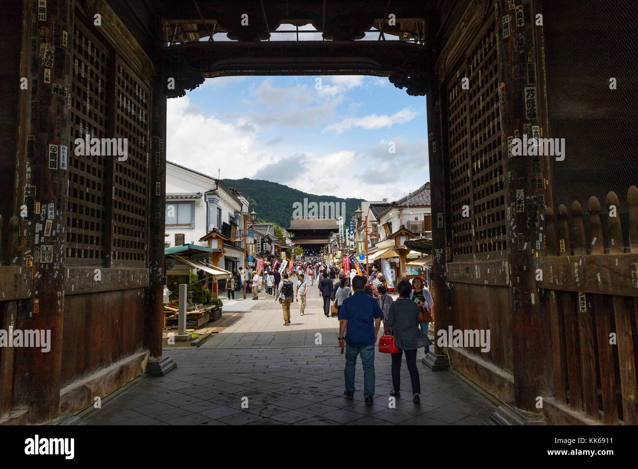 Nagano - Giappone, 3 giugno 2017: principale strada ricca di negozi per turisti che conduce al buddista di Tempio Zenkoji visto dalla porta niomon Foto Stock